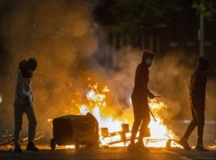 a quick thread of videos and reports on what's happening in Northern Ireland right now: we're about to fall into civil war. Please retweet the videos please get the word out about this.