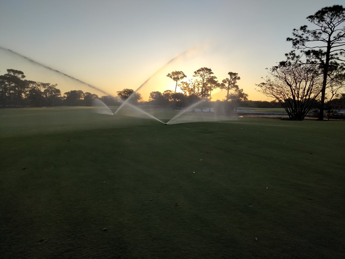 c_tingen's tweet photo. Bringing the moisture content up for the hotspots ahead of today's Ladies M/G. Another beautiful SoFlo morning. @TheToroCompany #2wire https://t.co/3Eefw2jTHh