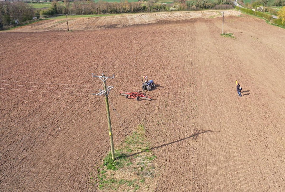 FreeHectare's tweet photo. The #HFF #autonomoustractor is back out rolling in Poors Land @HarperAdamsUni today.
These #drone shots nicely show off the @PrecisionDec route plans avoiding the electric poles and @FarmscanAGUK precision & stable #autonomous control.
#robottractor #agritech @agri_epi https://t.co/6pbkUoIeJW