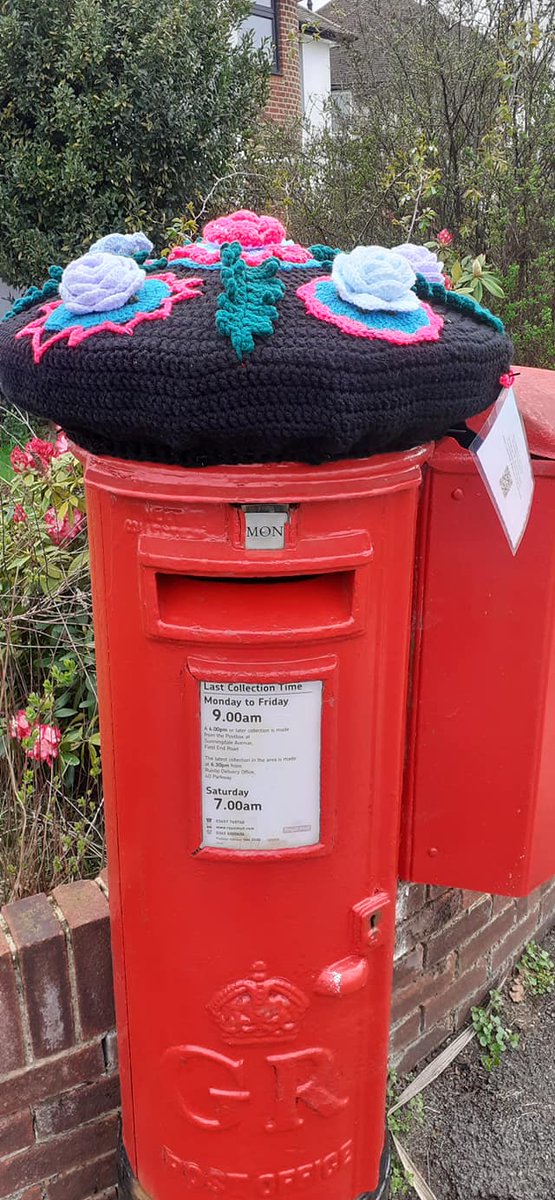 kuha4harrow's tweet image. During Easter, knitted woollen coverings have appeared on postboxes in Pinner.  
These delightful crafts have brought smiles to local residents. 
We are proud of #Pinner!
#localresidents  #localandproud #supportlocal