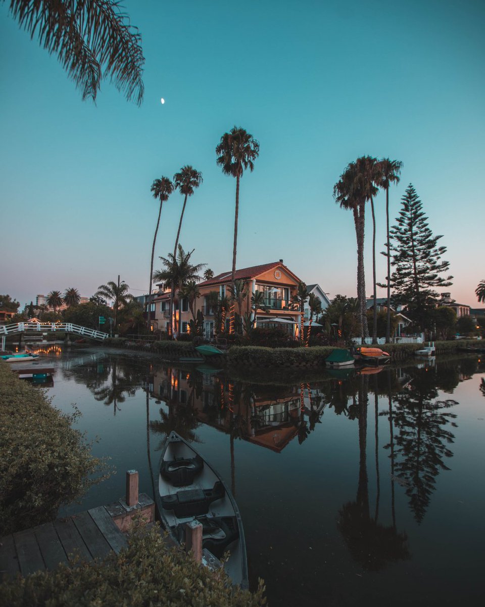travelxp's tweet photo. Amidst the eclectic vibes of Venice Beach enjoying the haze of summer evenings!
#Travelxp #TravelxpLens #Venicebeach #LosAngeles #USA https://t.co/qNTWBTlTgF