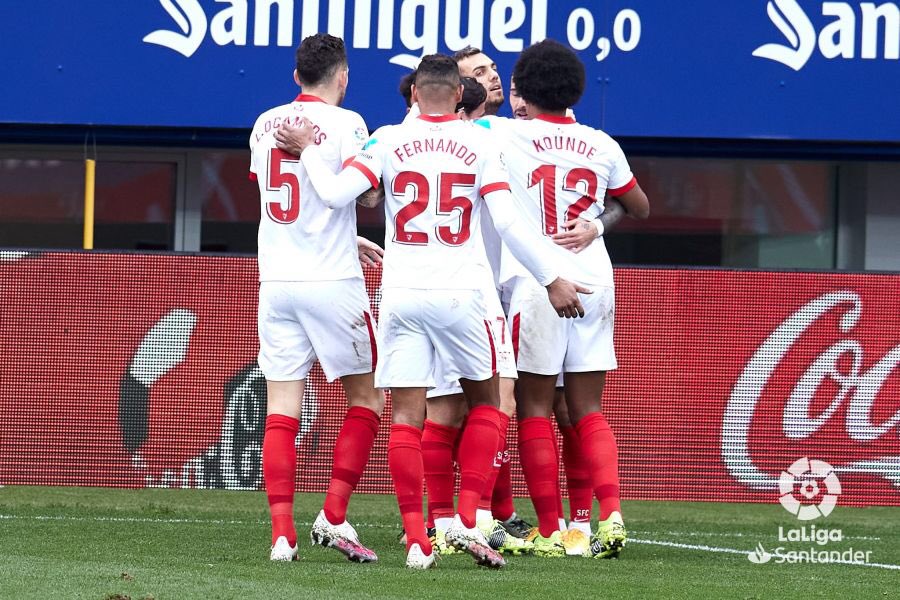 Locampos15's tweet photo. Una misma pasión 🤍❤ @SevillaFC_Fem @SevillaFC 💪🏼 #WeareSevilla https://t.co/imwf1asDxA