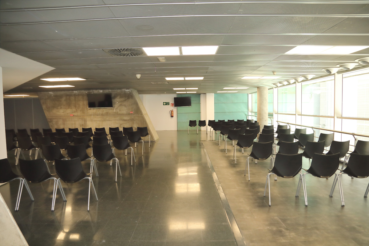 Hoy a las 09:30 abrimos nuestras puertas a la vacunación masiva <a href="/ComunidadMadrid/">Comunidad de Madrid</a> (acceso por puerta 57), mientras que en nuestra pista continúa celebrándose el Adeslas Madrid Open <a href="/WorldPadelTour/">World Padel Tour</a> , con apertura a las 09:00 y comienzo a las 09:30h 💪