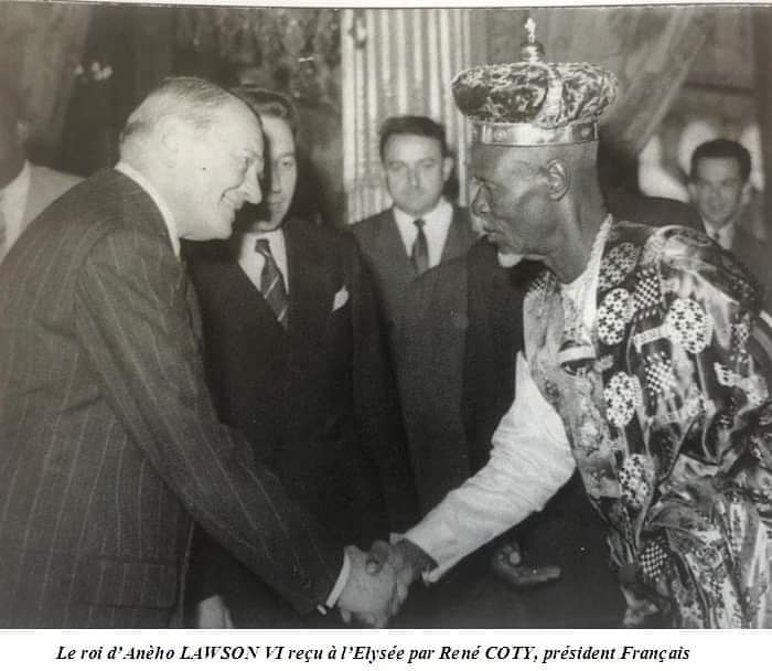 NananAoussi2's tweet photo. Archives: Avant l'indépendance du Togo, le Roi d'Aneho, Togbé Ahuawoto Frédéric Boevi Glynn GAÏZER ZANKLI LAWSON VI a été reçu en visite à l'Elysée par le Président français René COTY. @NananAoussi2 https://t.co/FLNjGpXEEx