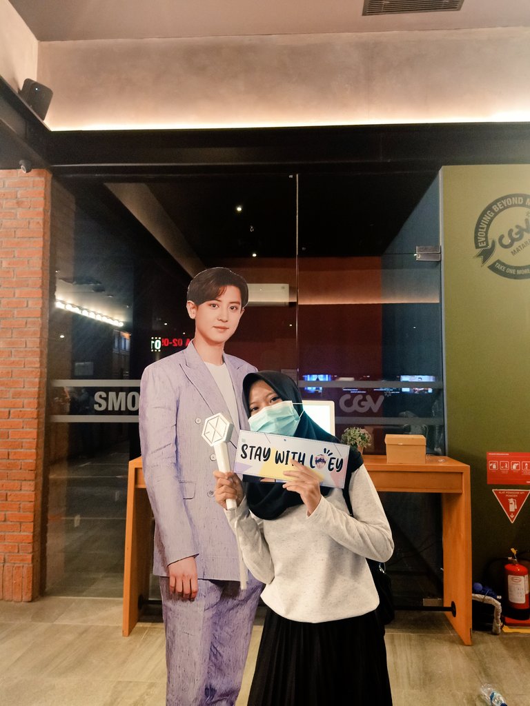 kyung_syaa's tweet photo. Akhirnya bisa nntn juga + bisa foto bareng cahyo 😭😭❤️
Suka banget sama film nya😭❤️
#TheBoxINA_NOW #TheBoxMovie #TheBox #CHANYEOLinTheBox #CHANYEOL #EXO #EXO9thAnniversary #To9etherWithEXO #EXOSARANGHAJA @weareoneEXO https://t.co/EmAtAjtZ3p
