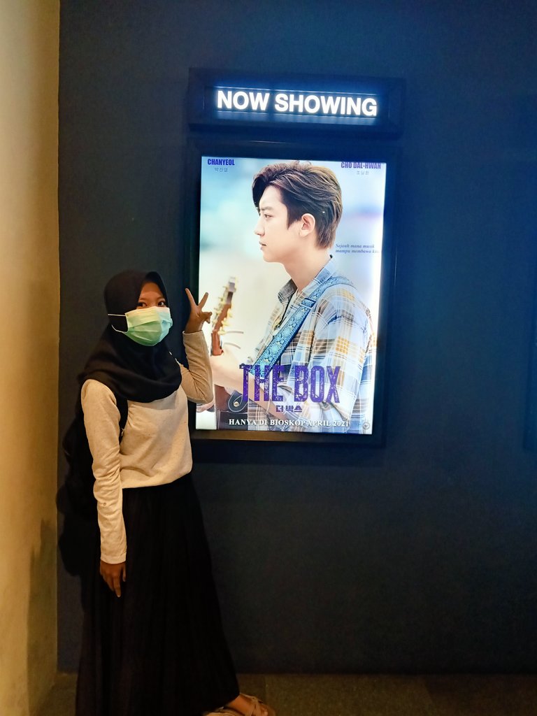 kyung_syaa's tweet photo. Akhirnya bisa nntn juga + bisa foto bareng cahyo 😭😭❤️
Suka banget sama film nya😭❤️
#TheBoxINA_NOW #TheBoxMovie #TheBox #CHANYEOLinTheBox #CHANYEOL #EXO #EXO9thAnniversary #To9etherWithEXO #EXOSARANGHAJA @weareoneEXO https://t.co/EmAtAjtZ3p