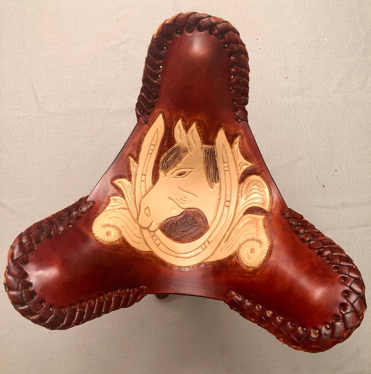 LeatherRoy's tweet photo. Handcrafted Leather Tripod Stool, Western Leather Stool, Farmhouse Leather Tripod, Hand Tooled Horse Head Design https://t.co/Q5itrYc6uZ
#handtooleather #handlacedleather #westerndecoration #royleatherco #etsyshop #etsyfinds #etsysocial https://t.co/uXuHBHwdX8