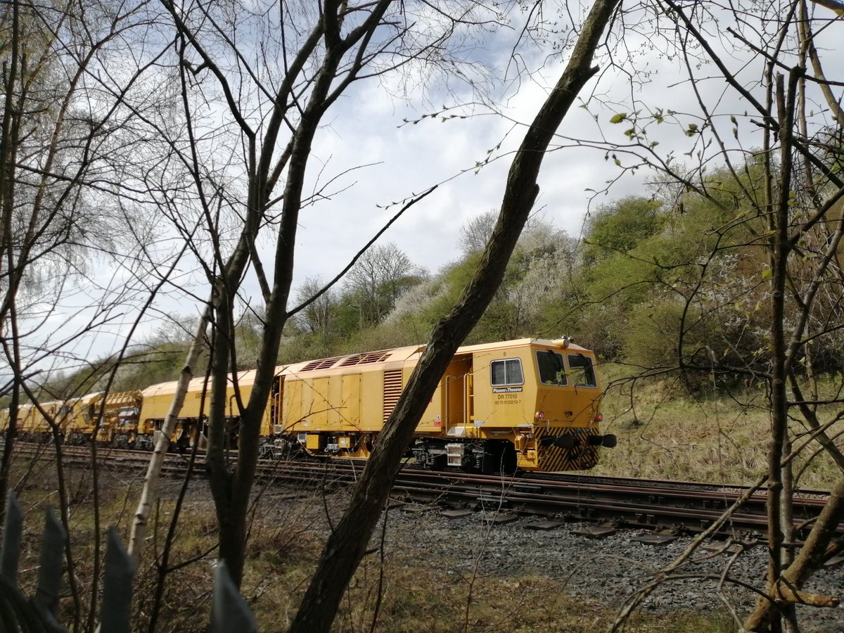 Bennybizzle1's tweet image. Something a bit different, it's a.. a.. a.. Big yellow thing! Whatever it was, it was sat at the signal at Corby waiting for the road through Corby Station. #Trackmachine #yellowplant #Tamper
@holtona72 @Andym13 @MrDeltic15 @LeicRailAle170 @thesatnav89 @WilsonBone
