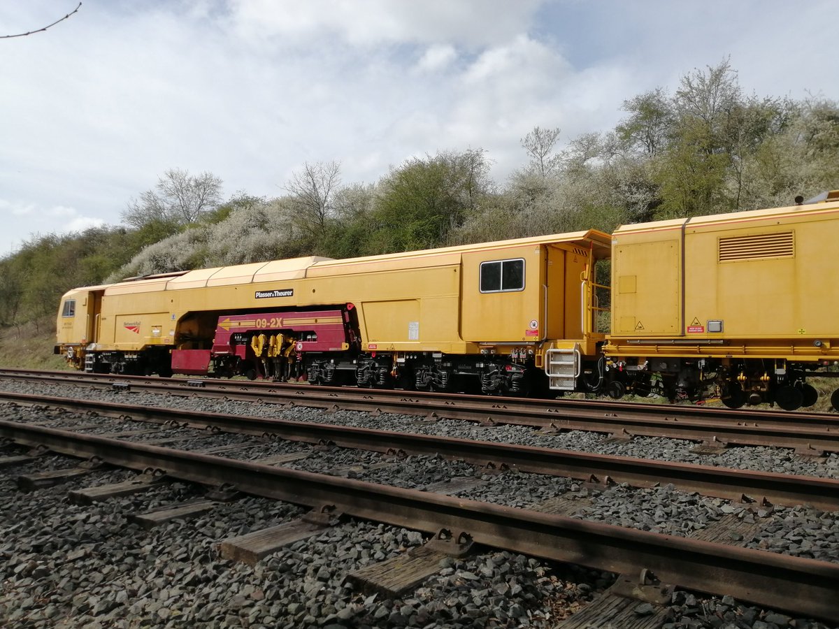 Bennybizzle1's tweet image. Something a bit different, it's a.. a.. a.. Big yellow thing! Whatever it was, it was sat at the signal at Corby waiting for the road through Corby Station. #Trackmachine #yellowplant #Tamper
@holtona72 @Andym13 @MrDeltic15 @LeicRailAle170 @thesatnav89 @WilsonBone