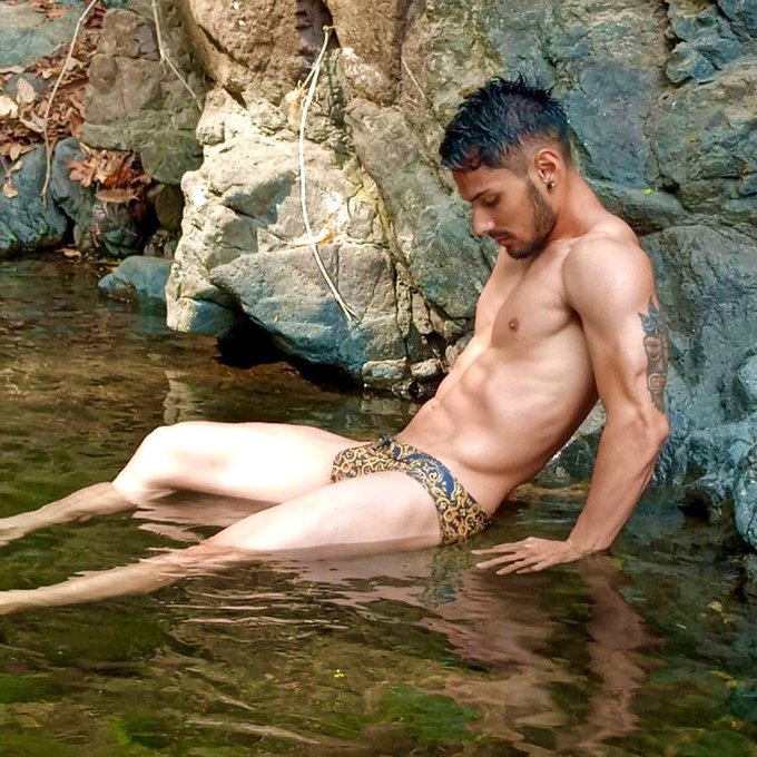 Feeling some animal instincts kicking in ? #camguy #jockmen #thursdayvibes #ThirstyThursday https://t