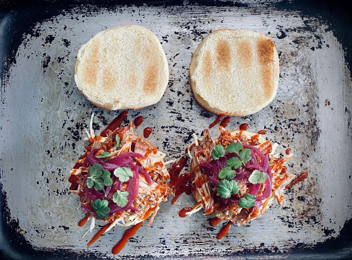 matt_chapman8's tweet photo. Home smoked BBQ pulled pork, homemade slaw, homemade pickled onions & @Sriracha_FG @AngusandOink
#backyardbbq #bbq #angusandoink #fornettorazzo #thermapen #pulledpork #sriracha https://t.co/0bIaMMO2XI