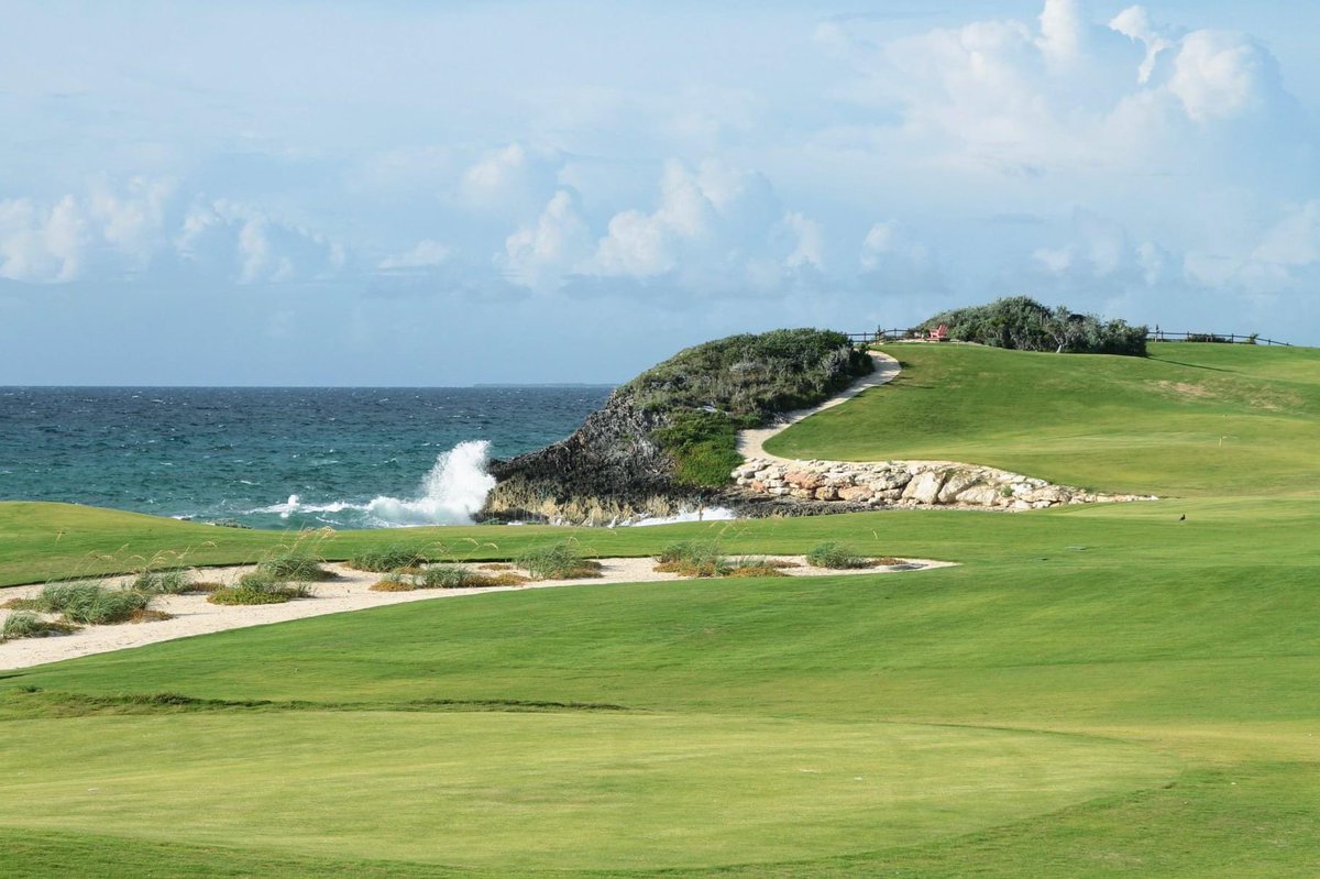 jacksbayclub's tweet photo. Enjoy a round of golf on our Tiger Woods "The Playground" and then relax with a drink and a delicious meal at our Saltspray Restaurant.

Visit https://t.co/rvSwLHSgVO for more details 

 #JacksBayClub #TGRDesign #TigerWoods #RealEstate #PrivateClub #Golf #TheBahamas #Eleuthera https://t.co/GNle8toDtY