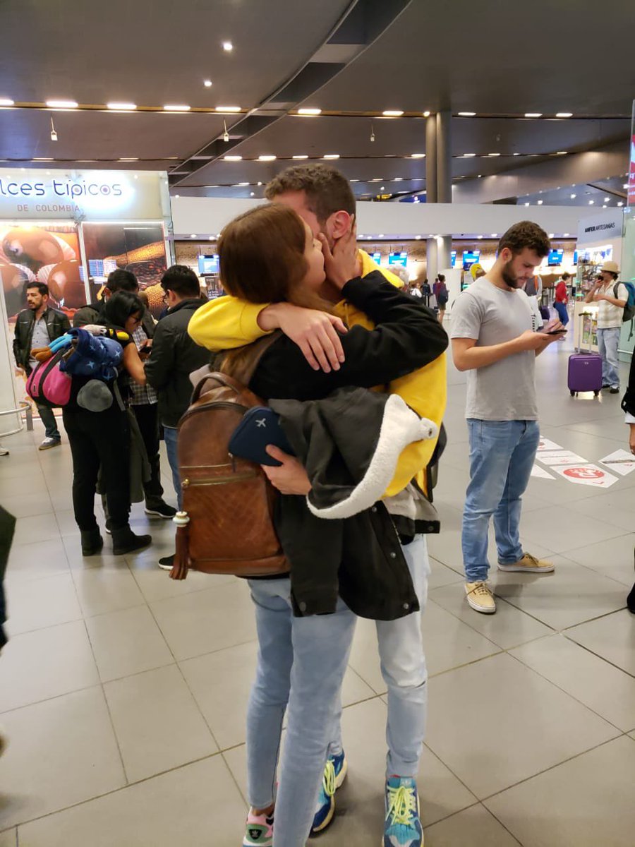 niietoalejandra's tweet photo. Guarden esta “Alejandra despidiendo a su novio de la suerte” para que sus relaciones a distancia terminen en matrimonio y visa canadiense. https://t.co/3aEHPJvnnC