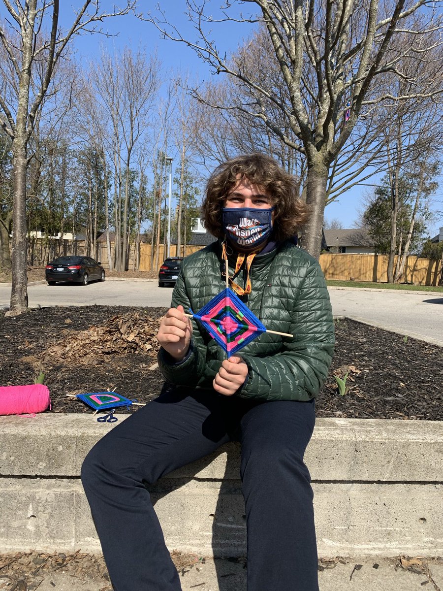 degs1000's tweet photo. Making God’s eyes on this sunny day and having fun with patterns @AssumptionHCDSB @cquinlan44 @MsGreen321 @ClarkMcdougall https://t.co/KZuQWkN4sk