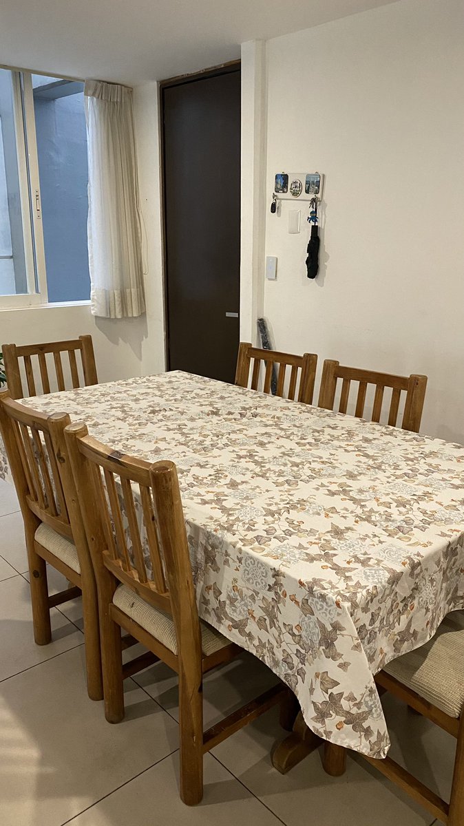 GenHita's tweet photo. @En_laDelValle me ayudas con un RT? A LA VENTA comedor de 6 personas con 6 sillas. 100% MADERA. En buen estado y aún sólido. #Acacias $2,500 a tratar. https://t.co/nQ9lJtvqg8