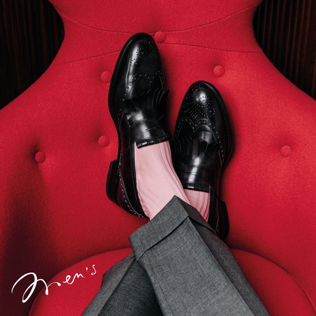 ManoloBlahnik's tweet photo. Feet up, look sharp #DASIO https://t.co/r1AcBFTnKL