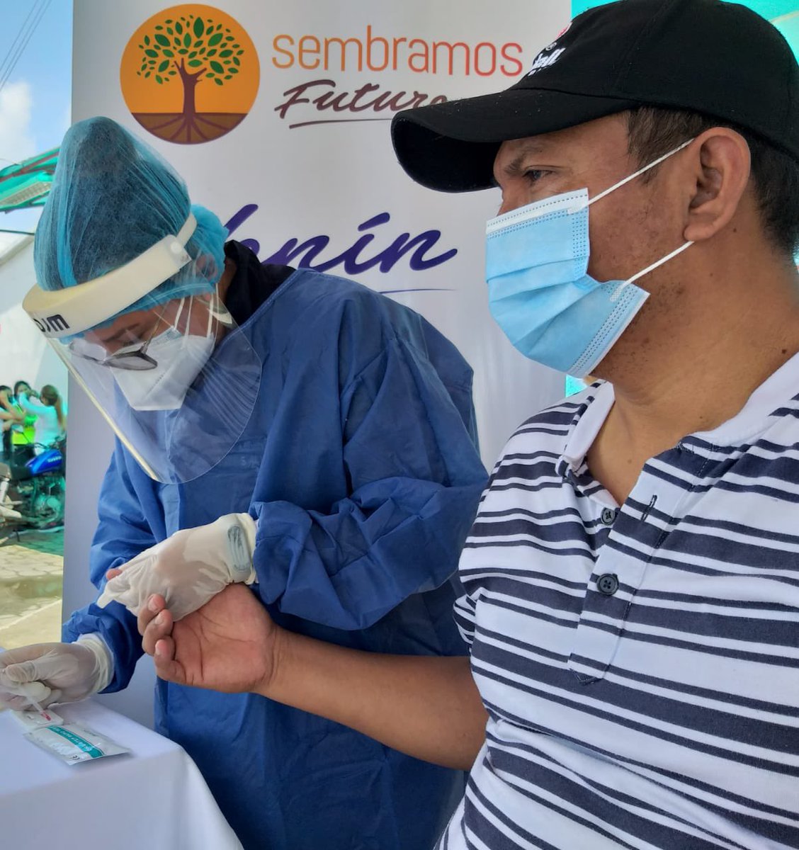 Brigadas de Salud realizan pruebas rápidas y sensibilizan a la comunidad sobre las medidas de prevención para evitar el #COVID19 en el sector de #Mucholote1, actividad que participó Director Distrital <a href="/NelsonVillonM/">Nelson A. Villón M.</a> junto al @GoberdelGuayas, Luis Chonillo.
#ActivadosPorLaSalud