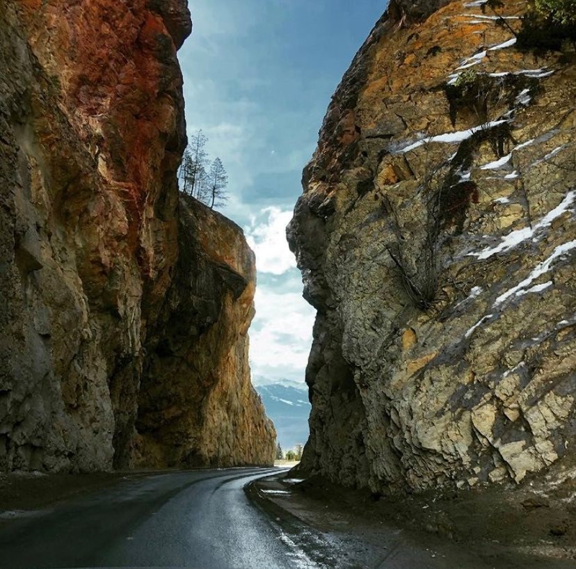 TrueKeyResorts's tweet photo. The Sinclair Canyon, is there a better way to welcome you to the  peaceful village of Radium Hot Springs? | https://t.co/aIHlJAB5dC

 📷 judywiltzenallam https://t.co/WEaWBbhJaC