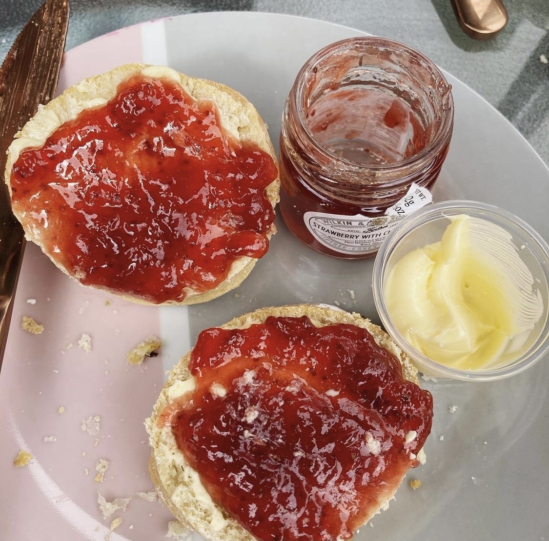 pigletspantry1's tweet photo. Settling in for a Cream Tea treat... what could be better? (Cue the Jam first crew 😉)

Lovely pic from @rollerderbybarbie on Instagram! 💕

#pigletspantry #scones #afternoontea #creamtea #creamorjamfirst https://t.co/4DDjkcDkyL