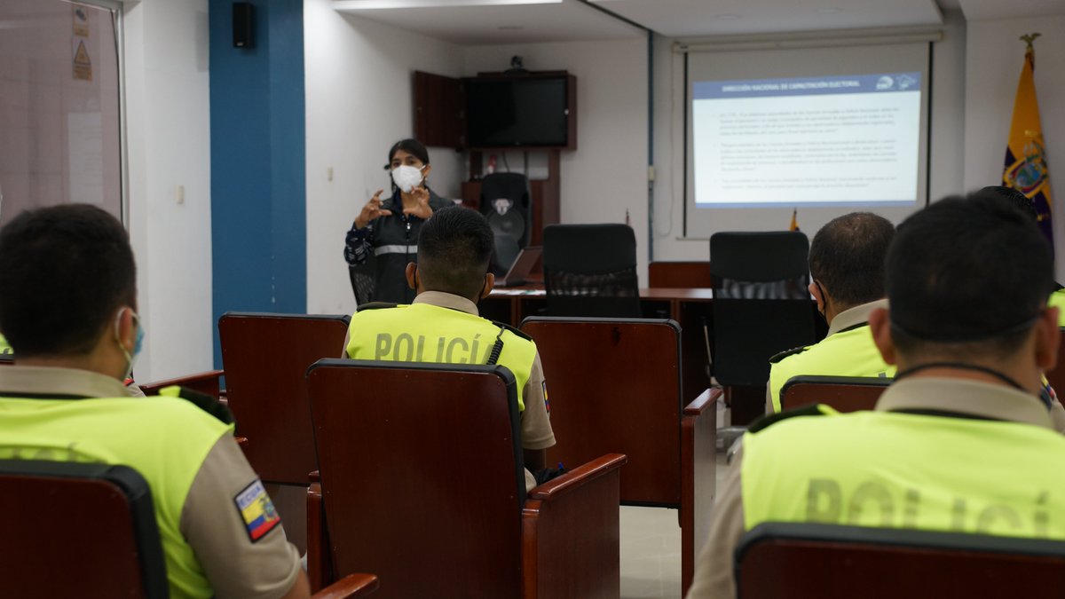 CneZamoraCh's tweet photo. BOLETÍN | Policía Nacional se capacita previo elecciones del 11 de abril. Revisa los detalles: https://t.co/QMXC8EHfpA https://t.co/9SfklY7SuC