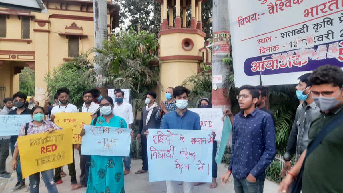 ABVP4Kashi's tweet photo. अखिल भारतीय विद्यार्थी परिषद काशी हिंदू विश्वविद्यालय विभाग के कार्यकर्ताओ द्वारा छत्तीसगढ़ बीजापुर में सुरक्षाबलों पर हुए नक्सली हमले के विरुद्ध विरोध प्रदर्शन किया गया और नक्सलियों एवं उनके सहयोगियों को सजा देने की मांग की गई।
#EndRedTerror https://t.co/ed2TWJEchC