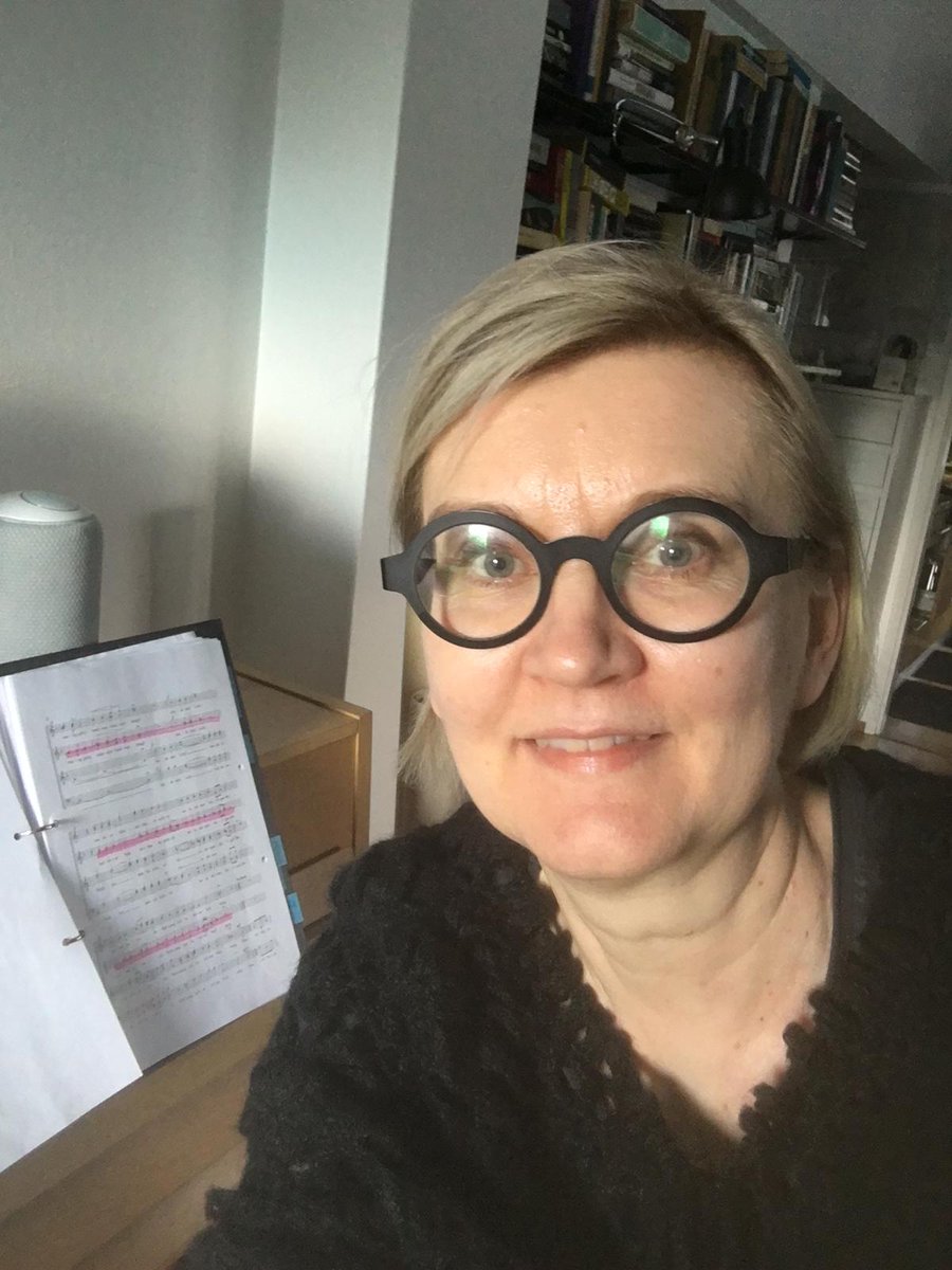 helsinginlaulu's tweet photo. Kuorolaisen torstai-ilta: blogitekstiä uusille nettisivuille, harkat Teamsissä ja omaa stemmaa pianolla. 🤩 Saila-altto ❤️
#sekakuoro #hybridikuoro #etätreenit #altto https://t.co/AowUy0Bcfa