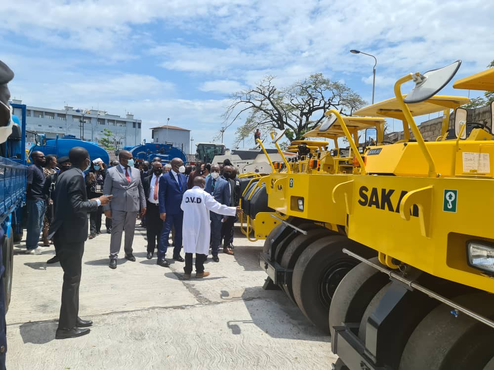 alainmwamba's tweet photo. #RDC Le VPM, Ministre des ITP, Willy #NGOOPOS a remis officiellement ce jeudi 08.04.21, les matériels pour la maintenance des voiries dans la ville de #KINSHASA. L'OVD et l'Office des Routes sont les entreprises bénéficiaires de ces engins.
#AXEmedia 😷 https://t.co/fzjnUKsfjX