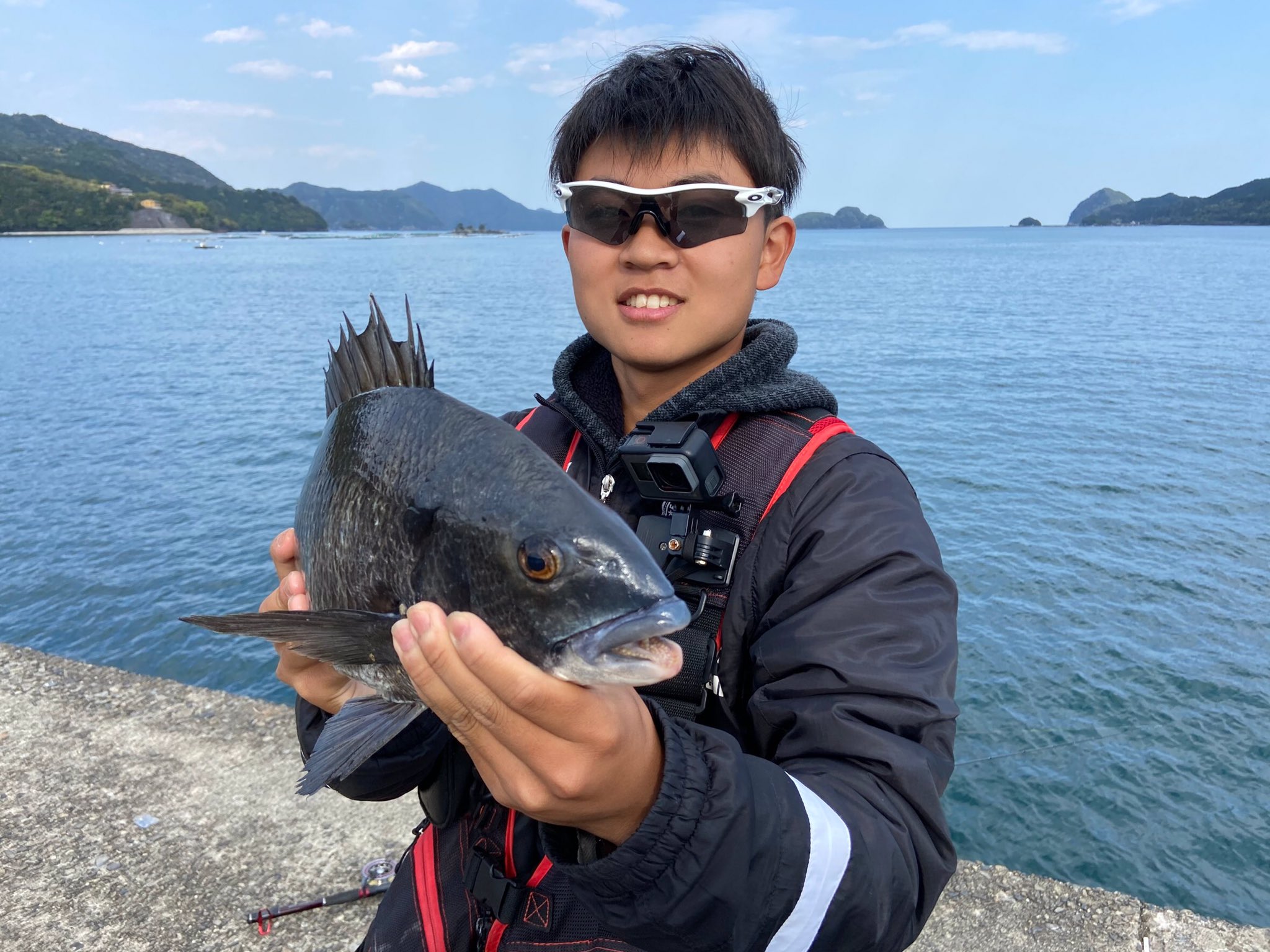 こうへい 在 Twitter 餌はフジツボで 見えチヌ釣りました 餌を探しに上に上がってきていたところに餌を落とすと コンコンっと小魚が餌をつついているような小さなあたり 47cmでした チヌ クロダイ 釣り好きと繋がりたい 落とし込み 落とし込みチヌ