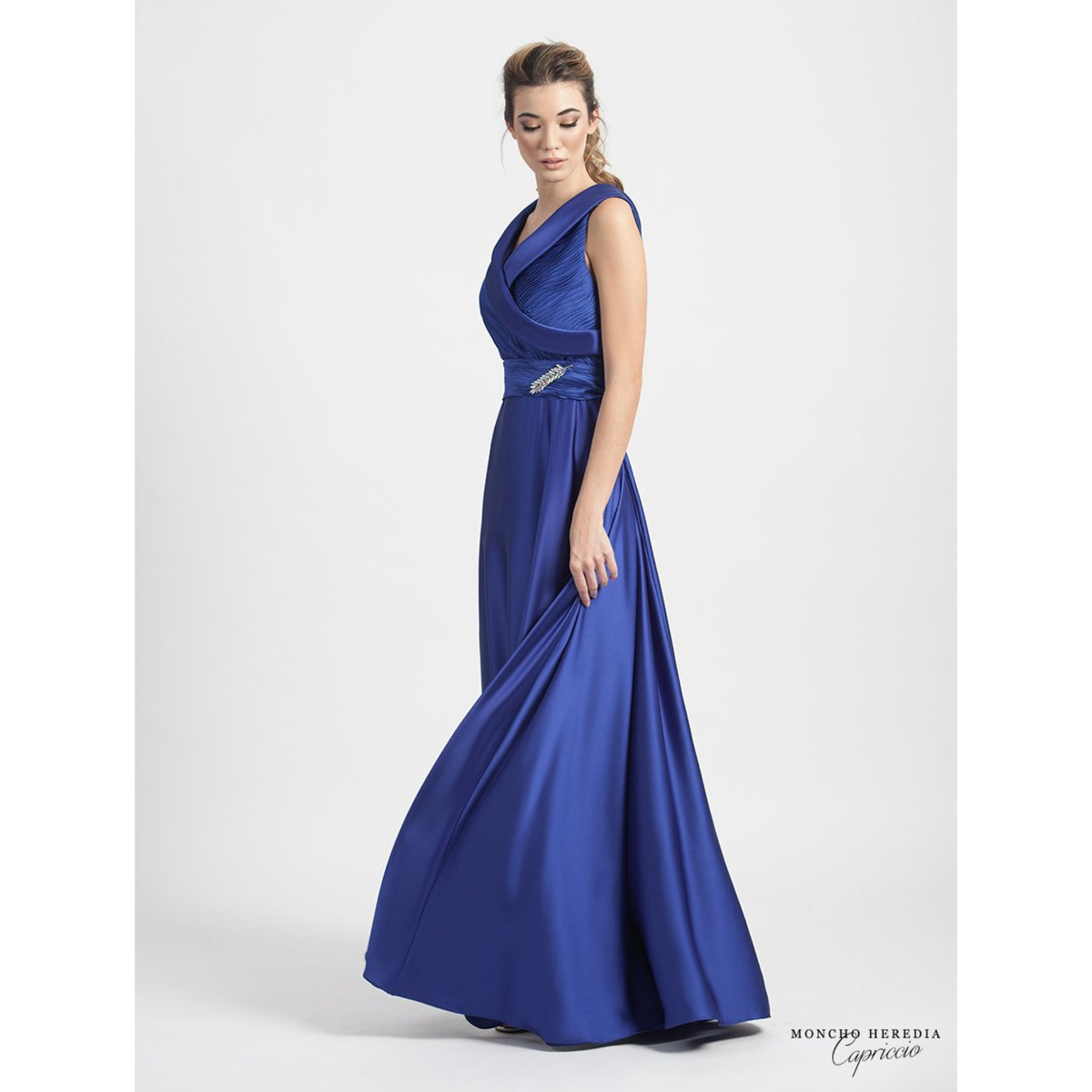 Satén y plata. Te van a mirar mucho, prepárate. Nueva colección primavera verano Capriccio. La tienes completa en monchoheredia.com
#vestido #nuevacolección #primaveraverano #capriccio #monchoheredia #pv21 #moda #fiesta #fashion #ss21 #style #instamoda #perfectguest