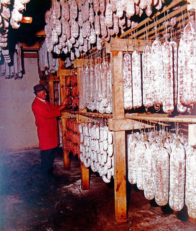 1939: è già passato così tanto tempo?!
82 anni fa Nonno Materin aprì la piccola #salumeria in centro a #Venasca (CN), dando inizio a tutto questo
#1939 #2021 #BrizioSalumi #salumi #Piemonte #tradizione #qualita