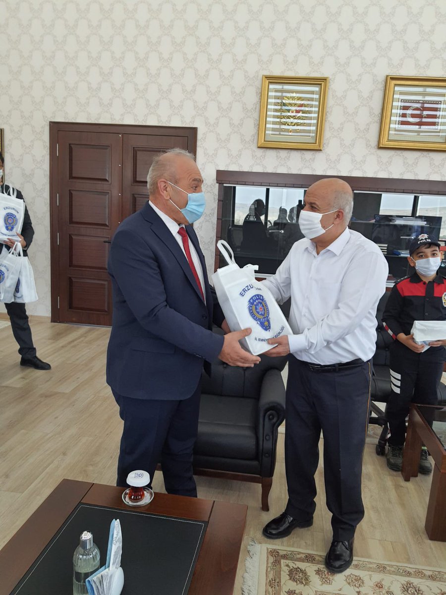 KazYurdalanToki's tweet photo. Okulumuz Öğretmenlerinden  @Esrakeskinaksoy @Zarifezkan4 @sevtap_ekinci yürütmüş oldukları e-guruming etwinning projesi kapsamında polis haftası münasebetiyle Okul müdürümüz @HikmetU83084845  ile Emniyet Müdürü Sayın Mehmet ARSLAN'ı ziyaret edip ördükleri bebekleri hediye ettiler https://t.co/aP5GASzlqH