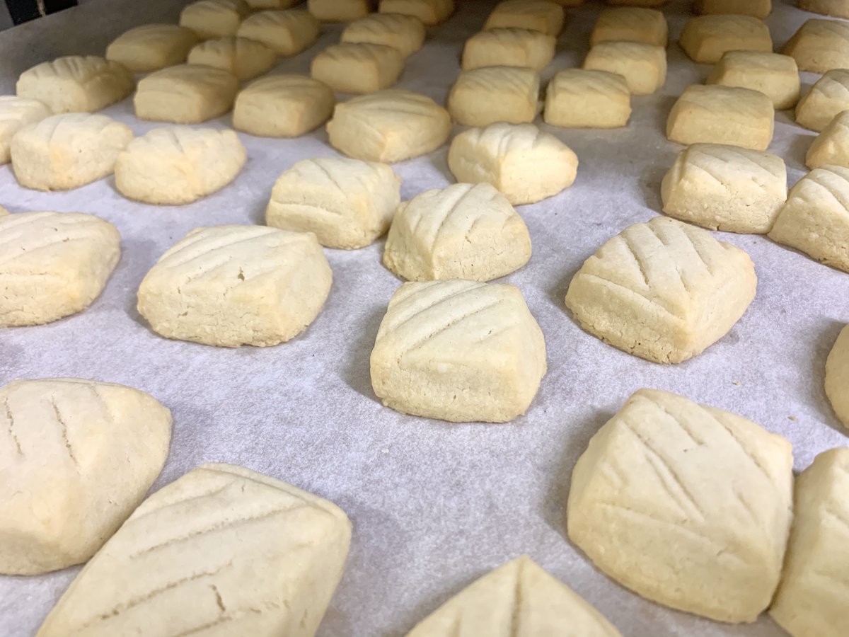 Our mouthwatering Shortbread Cookies! 🤤

#awinnipegtradition #winnipeglogcake #jeannesbakery #shoplocalmb #wpg #exploremb #wemakememories #winnipegeats