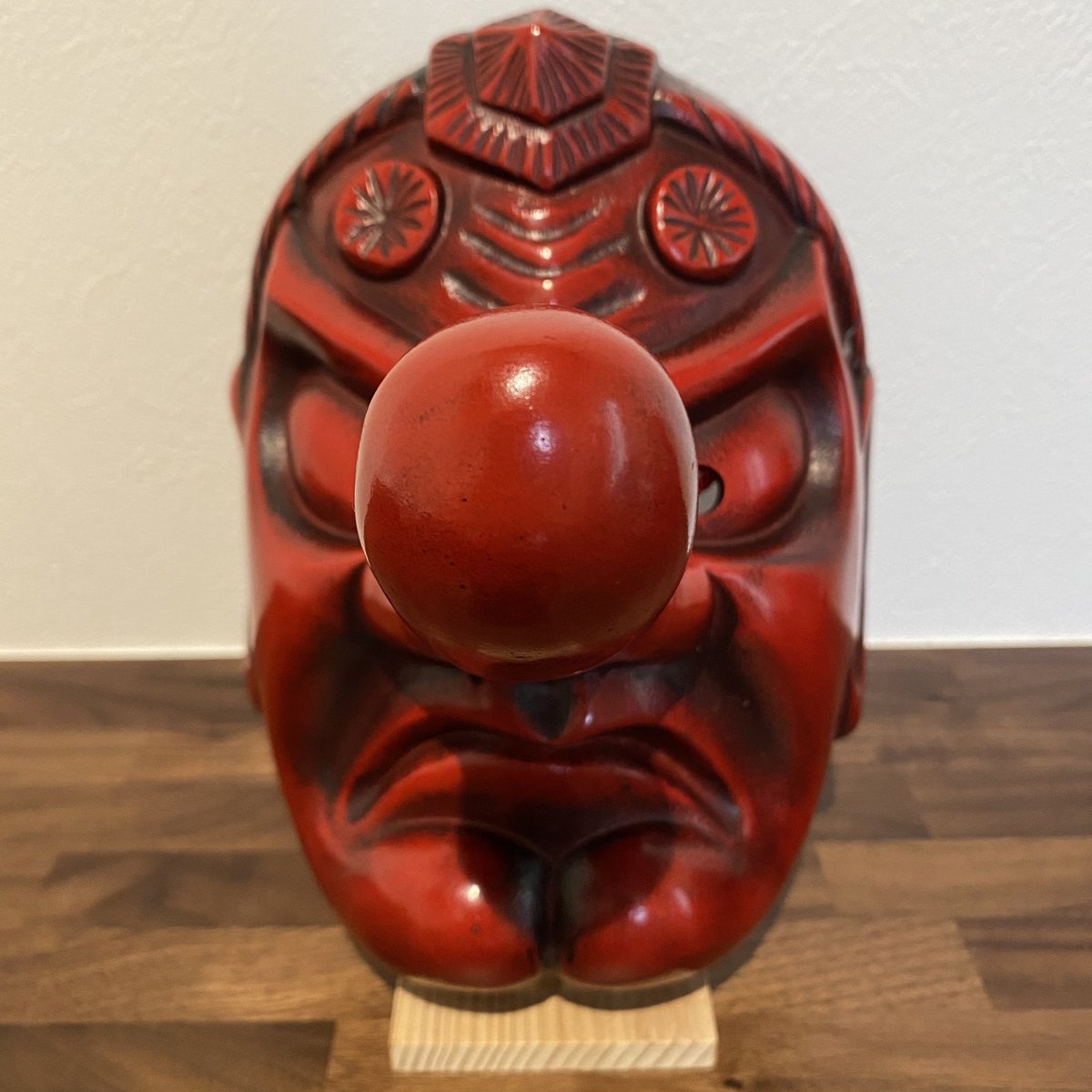 高尾山のお土産屋さんで天狗のお面を購入しました 一目惚れです 鉄でできている オクダイラユウユウ チョークアーティストのイラスト