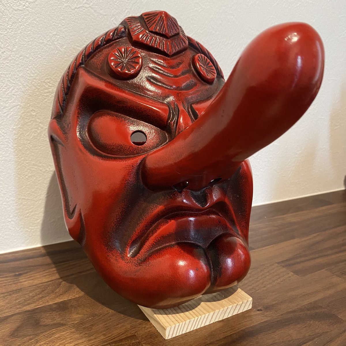 高尾山のお土産屋さんで天狗のお面を購入しました 一目惚れです 鉄でできている オクダイラユウユウ チョークアーティストのイラスト