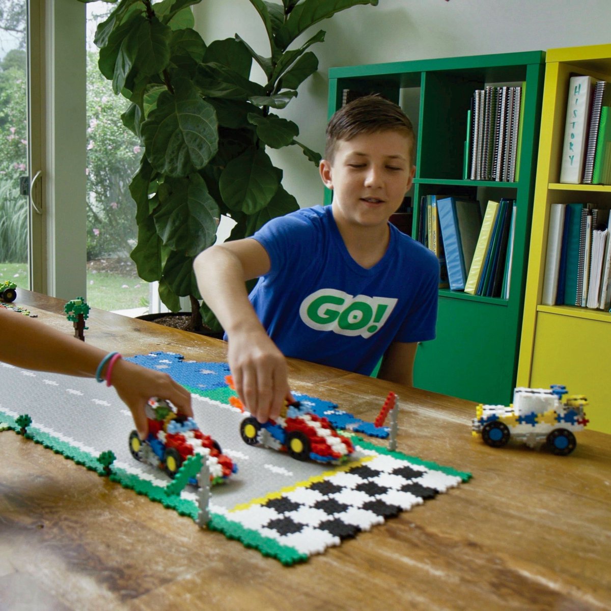 PlusPlusUSA's tweet photo. There's the fun of building it, and then there's the extra fun of bringing it to life! 🚚

Can you believe this whole scene is made using one shape? 

#plusplususa #plusplustoy #kidstoy #STEMtoy #momhack #childhoodunplugged https://t.co/YZoyOZAub0
