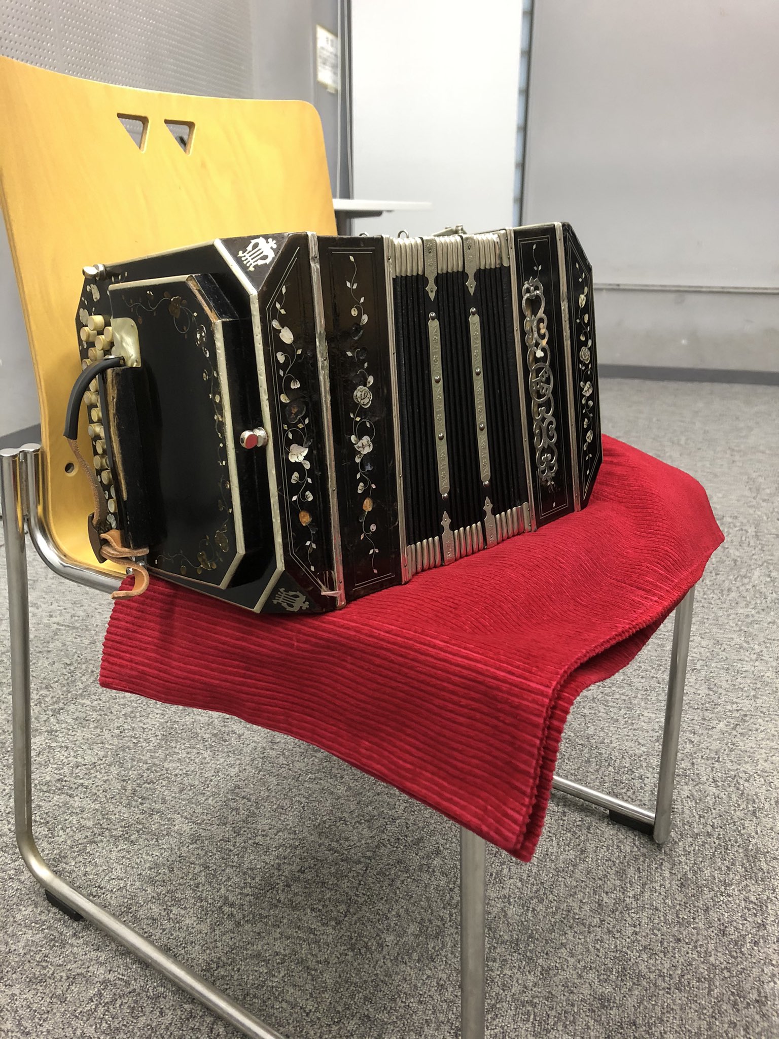 オルケスタ デ タンゴ ワセダ 楽器紹介コーナー まずはタンゴの代名詞 バンドネオン 習得が難しいことから 悪魔の作った楽器 とも言われていますが その音色の切なさと躍動感はまさに人生そのもの タンゴに魂を宿します 貴重な楽器ですが