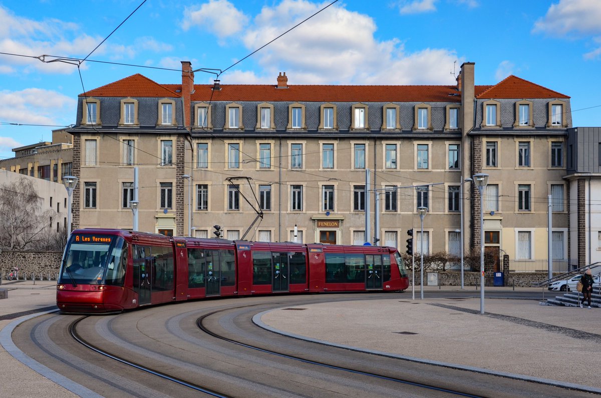 thomas_chaffaut's tweet photo. Clermont-Ferrand : Dans un des virages les plus serrés de la capitale du pneu, une rame Translohr STE4 passe devant l'ensemble scolaire Fénelon avant de longer le jardin Lecoq. (20.03.2021)
#ClermontFerrand #T2C #Alstom #LOHR #Translohr #STE4 #tram #streetcar #straßenbahn https://t.co/oY2UIznpmZ
