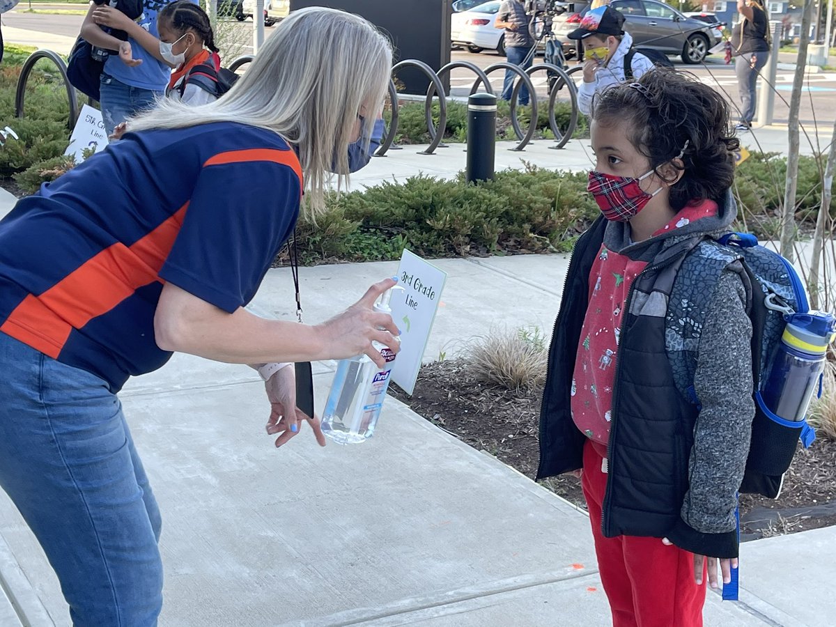 pgcps's tweet image. It’s a beautiful day ☀️ to welcome back our first group of hybrid learners! Wishing #TeamPGCPS and students a safe and wonderful day! #ForwardTogether #PGCPSProud