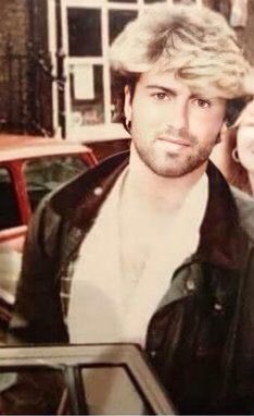 abby_9225's tweet photo. 🤎🤍 💐🌺 🎼  Beautiful Thursday everyone   🎼🌺💐 🤍🤎
  #GeorgeMichael #Rememberinggeorgemichael #beautifulsoul 
    #legendaryartist #singersongwriter #Musician #Georgeforever https://t.co/8CAVbmSBiG