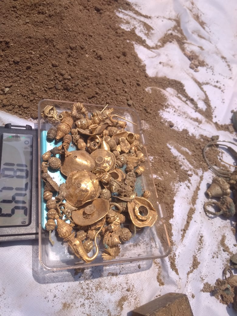 Journo_laxman's tweet photo. #Treasuretrove containing 187 grams of #gold and 1.700 kgs of silver #jewellery  found at Pembarthy village near #Jangaon @TelanganaToday @Aravind_wgl @ysathishreddy https://t.co/h86wP5XIok