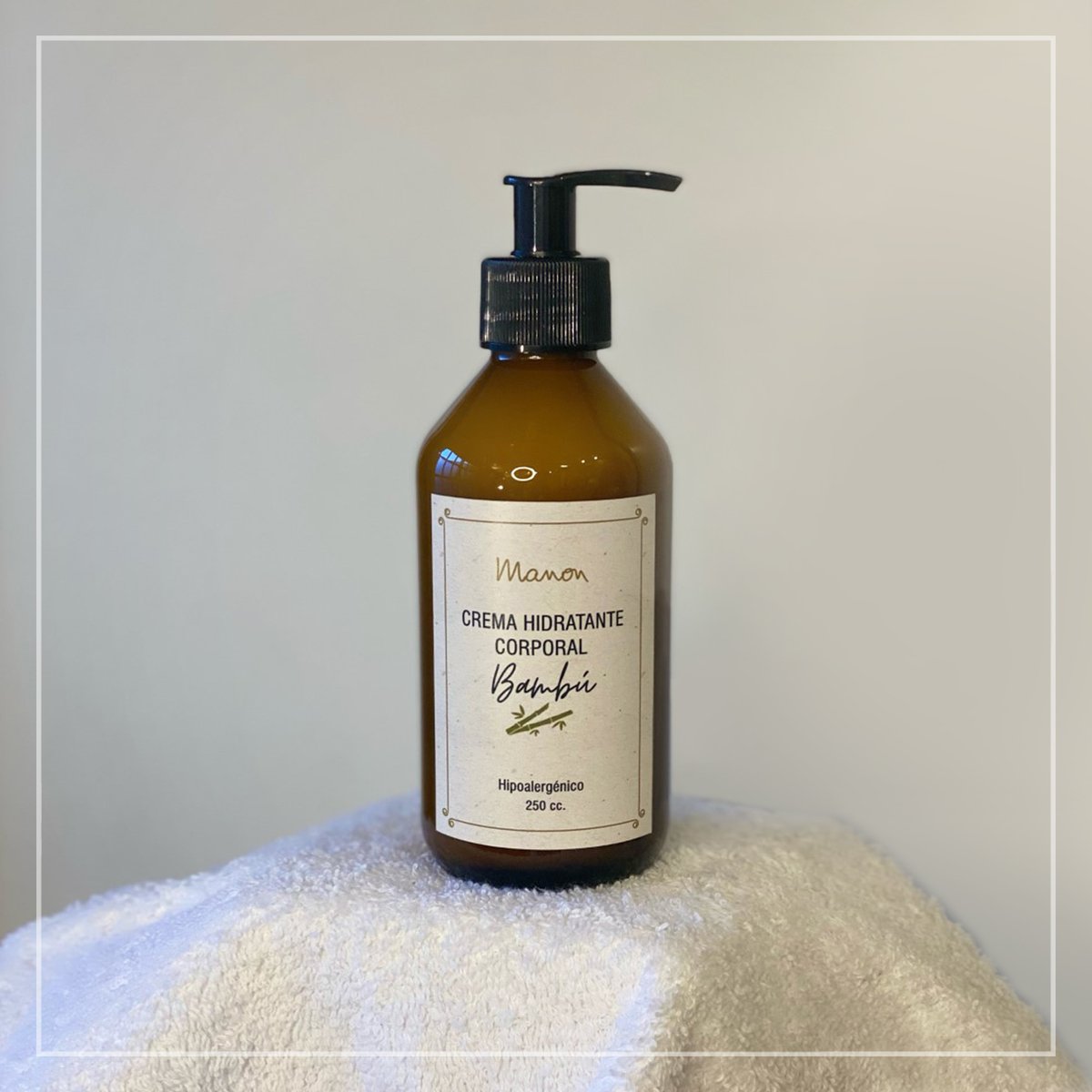 esteticamanon's tweet photo. Disfrutá de un baño relajante con este #GelDeDucha suave, de espuma concentrada, con exquisito aroma a bambú.🛀
Y luego hidratá la piel con esta #CremaCorporal que envuelve en suavidad y fragancia tu cuerpo y te deja la piel suave, hidratada y tersa.💦🤍
https://t.co/TZMnFJzdSz https://t.co/yonduoOGEA