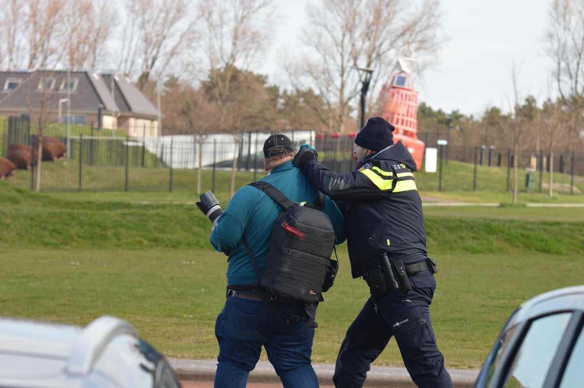 rolandheitink's tweet photo. Vanochtend is @010fotograaf tijdens zijn journalistieke werkzaamheden door agenten ernstig gehinderd. Hij was vanaf de openbare weg foto's aan het maken van een DSI training. Omstanders mochten wel doorgaan. Foto's spreken boekdelen! #handenafvandepers https://t.co/wMFRqclycl