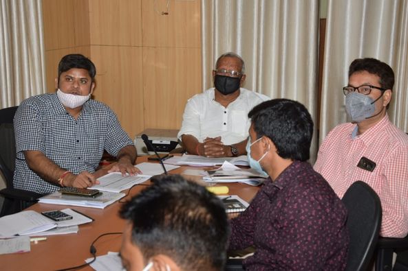 IPRDBihar's tweet photo. उपमुख्यमंत्री-सह-नगर विकास एवं आवास विभाग के माननीय मंत्री श्री @tarkishorepd ने शहरी क्षेत्र में "जलापूर्ति योजनाओं" की समीक्षा बैठक की। @BuidcoBihar के प्रबंध निदेशक श्री रमण कुमार समेत अन्य अधिकारी बैठक में रहे मौजूद।
#BiharUrbanDevelopmentAndHousingDept 
#BiharGovtInitiative https://t.co/AGZnUKYBFo