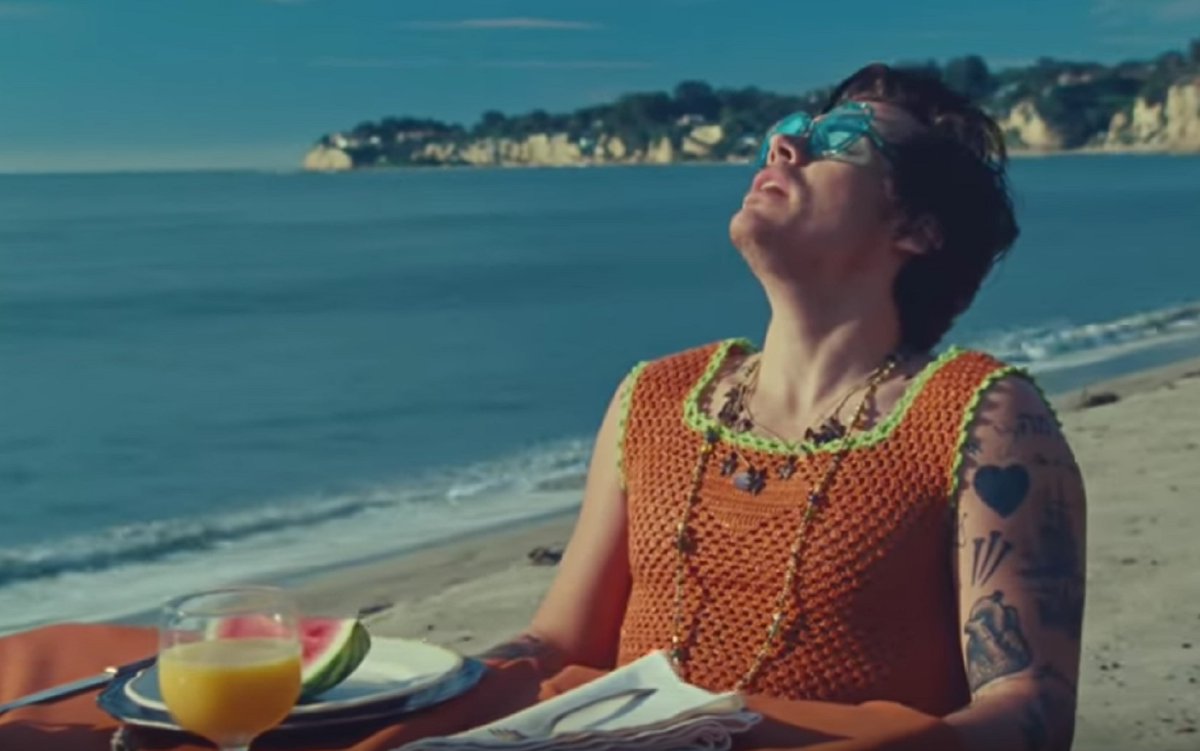 team_world's tweet photo. RT, commenta, metti like, fai un salto, fanne un altro, se anche tu dall'uscita di WATERMELON SUGAR di Harry Styles non guardi più le angurie nello stesso modo 🍉

#WatermelonSugar #iHeartAwards #BestMusicVideo https://t.co/2vgc1juHbL