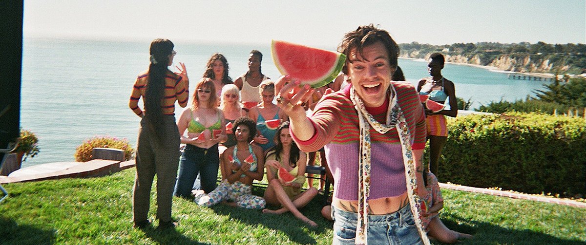 team_world's tweet photo. RT, commenta, metti like, fai un salto, fanne un altro, se anche tu dall'uscita di WATERMELON SUGAR di Harry Styles non guardi più le angurie nello stesso modo 🍉

#WatermelonSugar #iHeartAwards #BestMusicVideo https://t.co/2vgc1juHbL