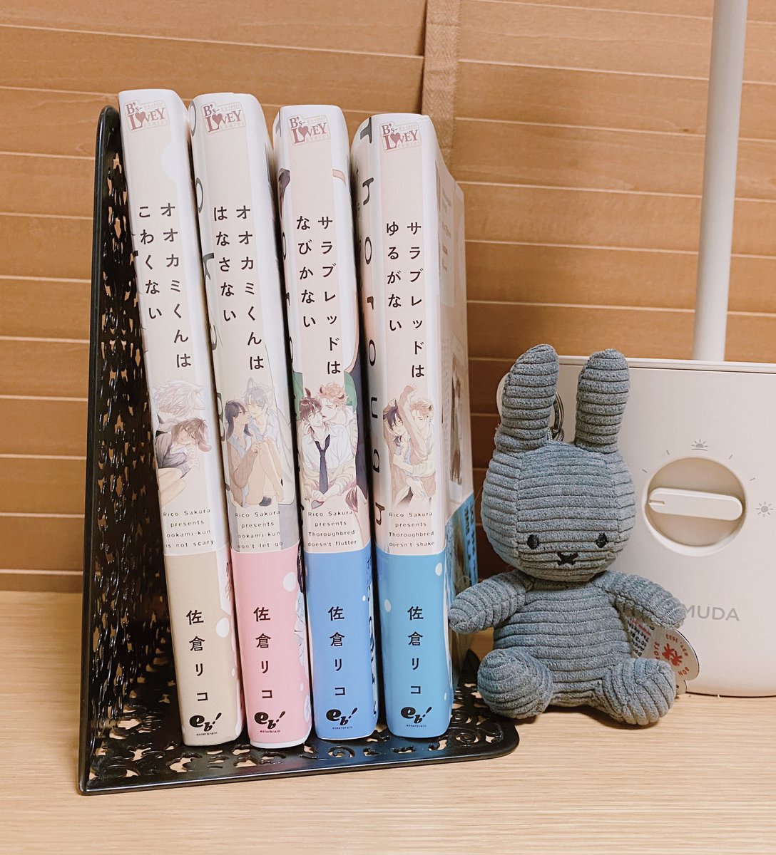 佐倉リコ 背表紙の字面をどうしても揃えたくて は ない 5文字 にしたいのに全然思いつかなくて大変だったんですが 並べてみて満足しています