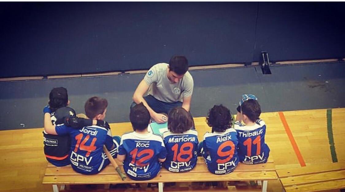 campusevargas's tweet photo. Començem amb les presentacions:
@rogerfont5 
Jugador OK lliga del C.P. Voltregà.
Un any al C.P. Vic.
Dos anys a la nacional espanyola del Shum Maçanet.
Cinc anys com entrenador de la base del C.P. Voltregà https://t.co/DCEozGl1Q5