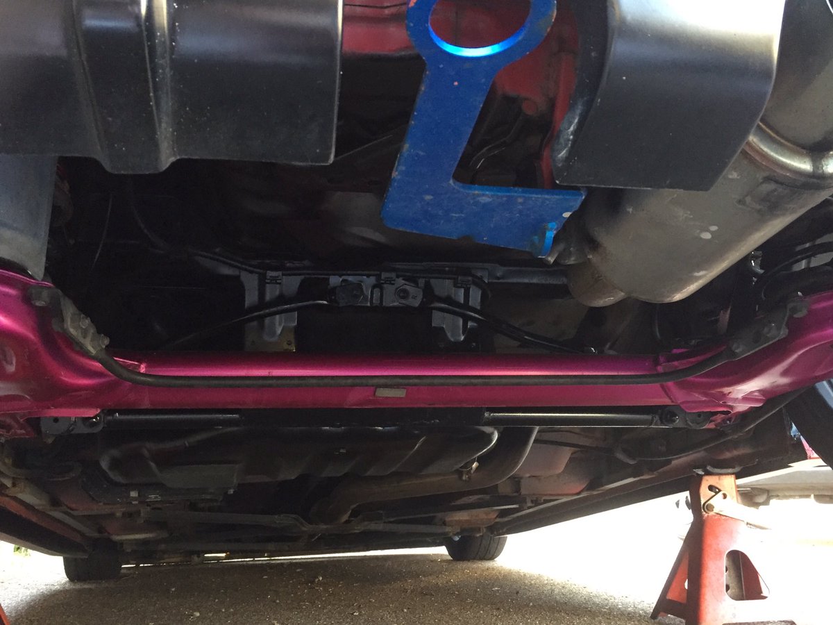 死にそうな老人 今日は コペンの車庫上げ リアはキャンバー立てて60ミリダウンから30ミリダウンに変更 なんとか最低地上高10センチ フロントは右は楽にミリ上がったけど 左が固着していて 5ミリ上げるのに１時間 笑 今日は閉店 ちび鬼