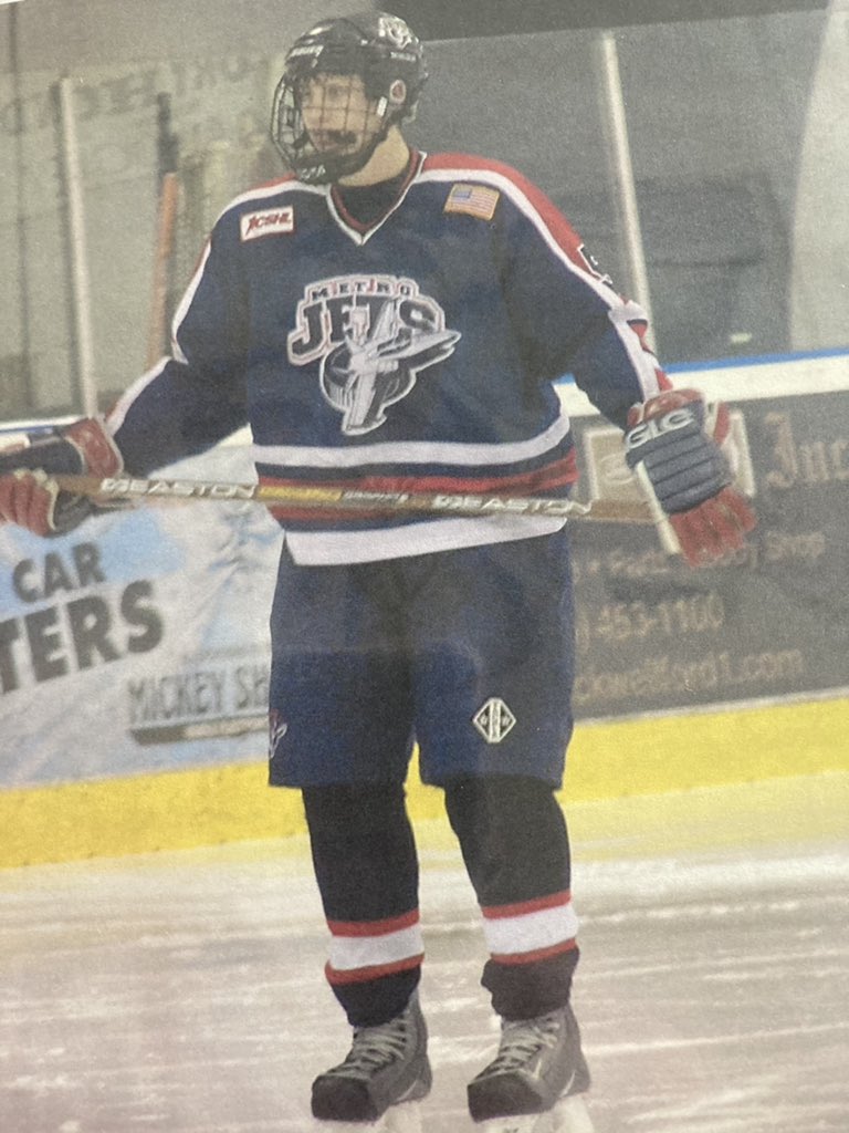 MetroJetsHockey's tweet photo. Here’s a sweet throwback gem we uncovered. 

Who can name this former #MetroJets player who wound up playing in the @NHL and winning a Stanley Cup?!? https://t.co/Nmh7JLVdar