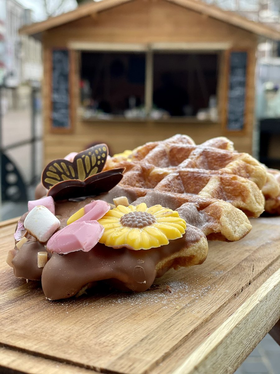 BrassSpiegelaar's tweet photo. Vanaf nu verkrijgbaar! Deze heerlijke Luikse wafel met choco  dip! 🧇🤗😋😋 #wafels #leeuwarden #kraam #koekenzopie #brasseriespiegelaar #brasseriespiegelaartakeaway https://t.co/No2ZybVqO8